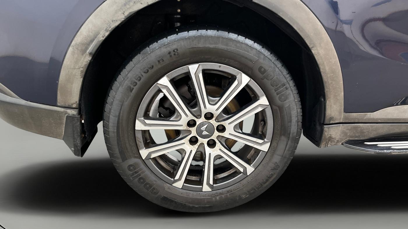 2022 Mahindra XUV700 AX 7 P AT 7 STR, Petrol, Automatic, 78,980 km, Right Rear Wheel