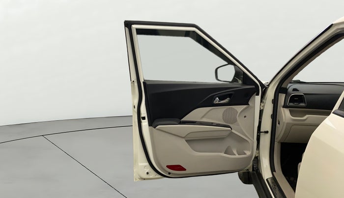 2022 Mahindra XUV300 W8 (O) 1.2 PETROL AMT, Petrol, Automatic, 39,378 km, LHS Front Door