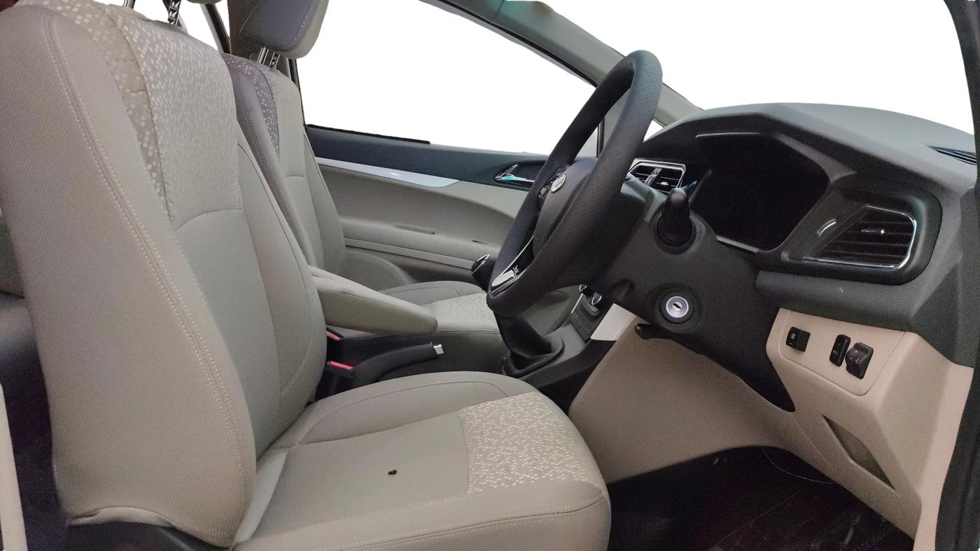 2025 Mahindra MARAZZO M 6 + 8 STR, Diesel, Manual, 5,480 km, Right Side Front Door Cabin