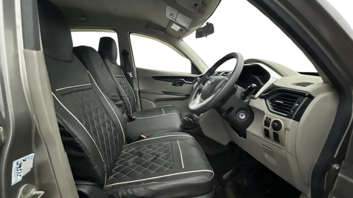 2017 Mahindra Kuv100 K6 PLUS 6 STR, Petrol, Manual, 40,077 km, Right Side Front Door Cabin