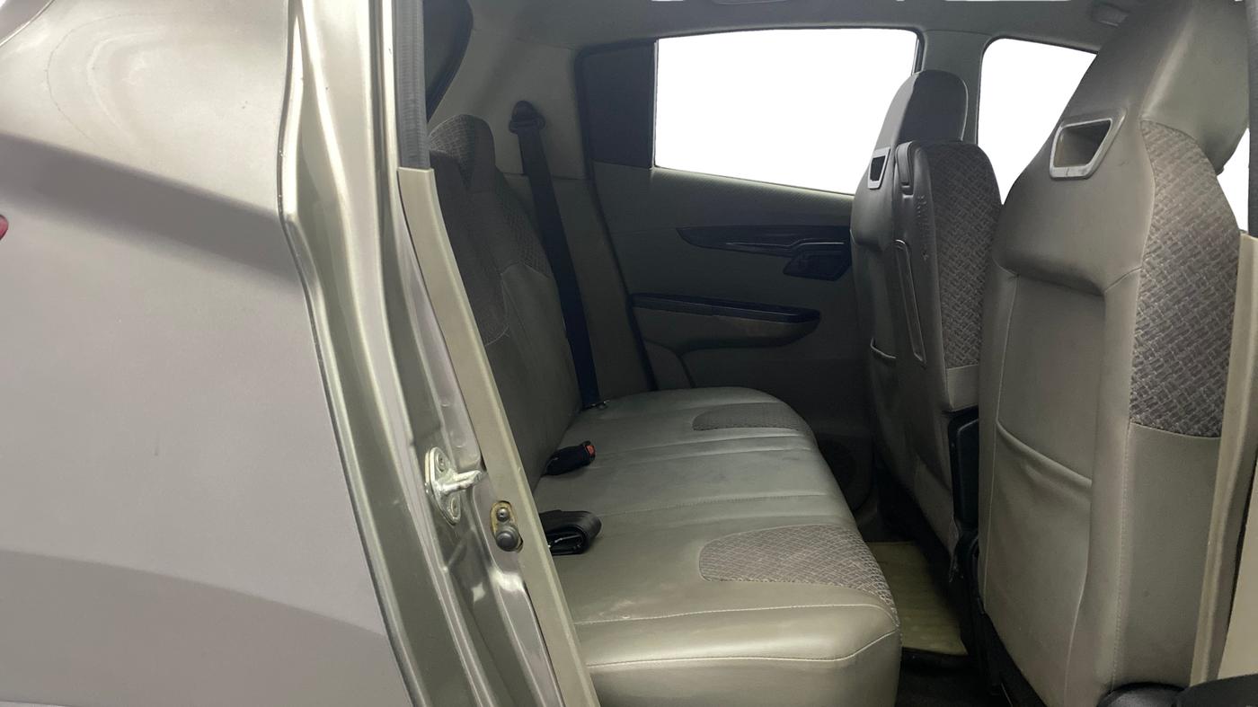 2016 Mahindra Kuv100 K4 6 STR, Petrol, Manual, 95,396 km, Right Side Rear Door Cabin