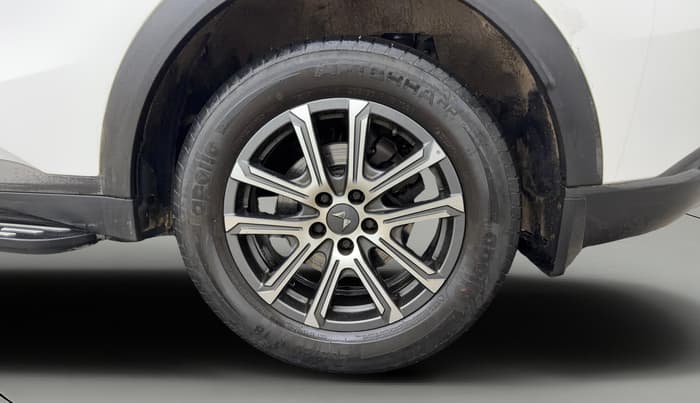 2021 Mahindra XUV700 AX 7 P MT 7 STR, Petrol, Manual, 36,585 km, Left Rear Wheel