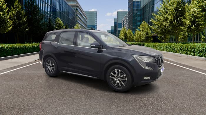 2025 Mahindra XUV700 AX 7 LUXURY P AT 7 STR, Petrol, Automatic, 8,002 km, Right Front Diagonal