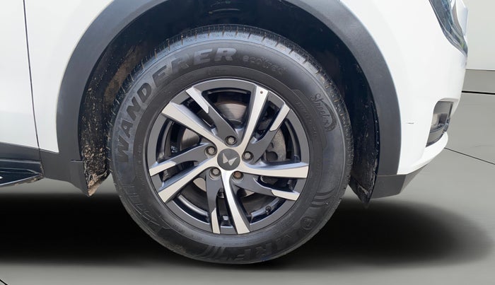2022 Mahindra XUV700 AX 5 D AT 5 STR, Diesel, Automatic, 31,102 km, Right Front Wheel