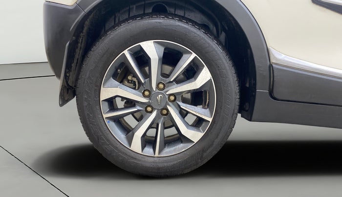 2021 Mahindra XUV300 W8 (O) 1.5 DIESEL AMT, Diesel, Automatic, 1,36,386 km, Right Rear Wheel