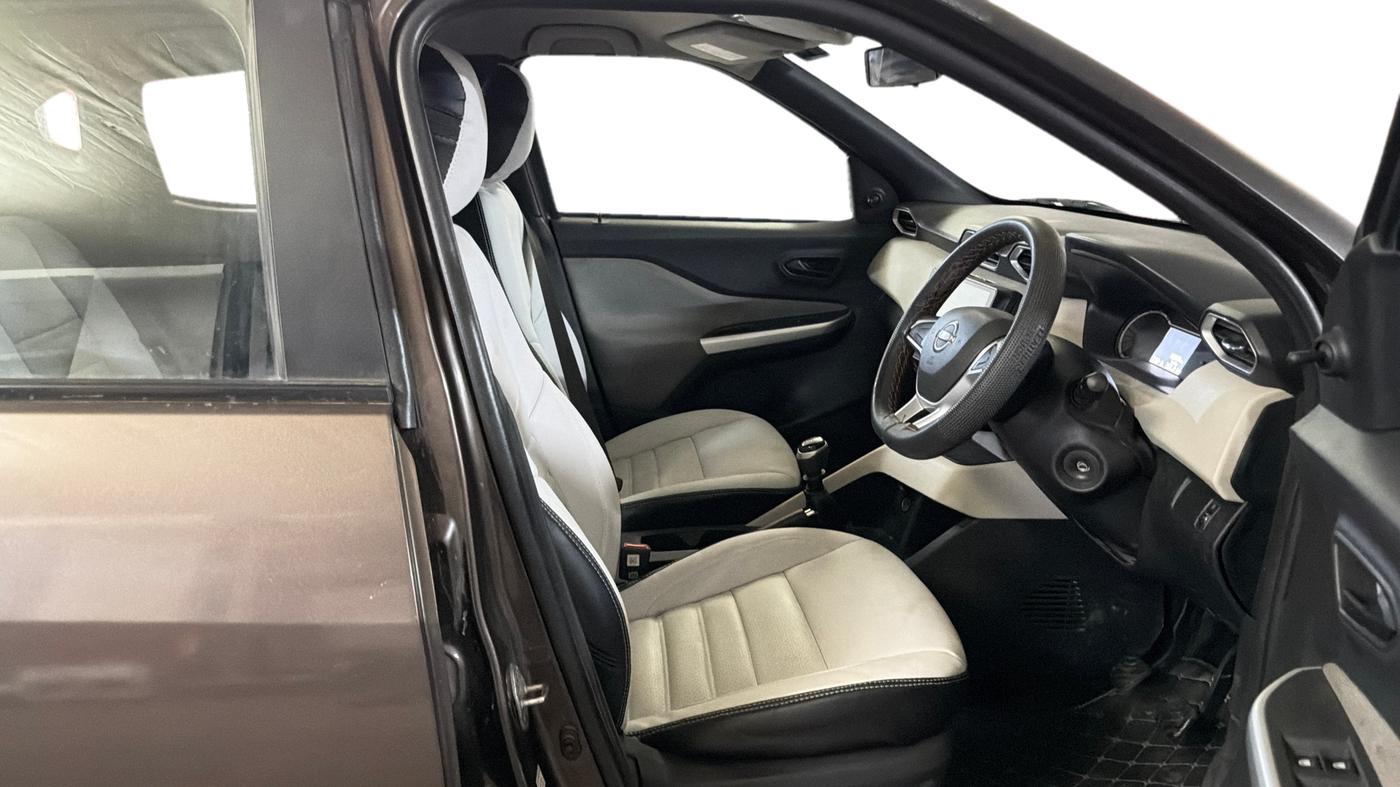 2022 Nissan MAGNITE XE, Petrol, Manual, 68,617 km, Right Side Front Door Cabin