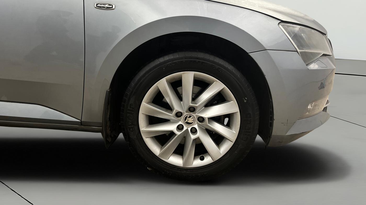 2017 Skoda Superb L&K 1.8 TSI AT, Petrol, Automatic, 47,070 km, Right Front Wheel