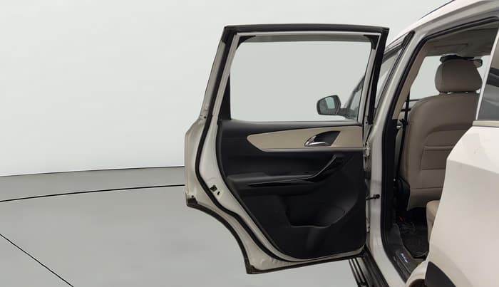 2021 Mahindra XUV700 AX 7 P MT 7 STR, Petrol, Manual, 36,585 km, LHS Rear Door