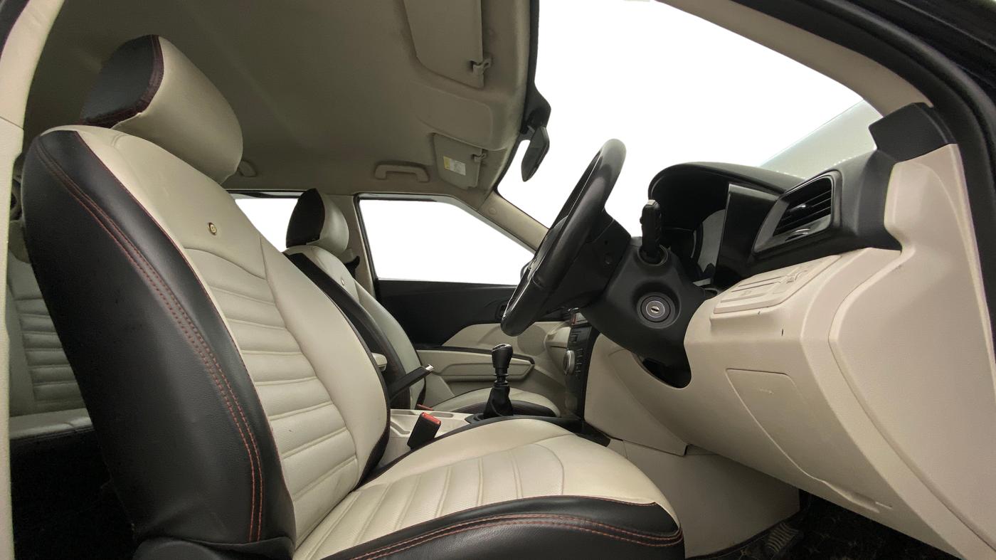 2022 Mahindra XUV300 W4 1.2 PETROL, Petrol, Manual, 1,08,779 km, Right Side Front Door Cabin