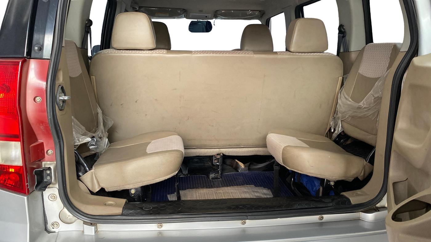 2017 Mahindra TUV300 T6 PLUS, Diesel, Manual, 1,24,789 km, Third Seat Row ( optional )
