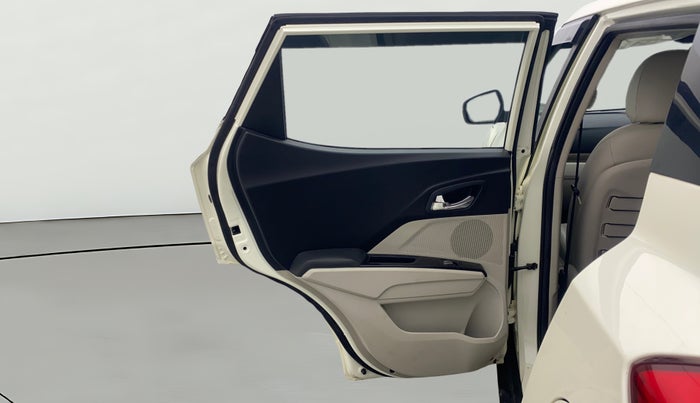 2022 Mahindra XUV300 W8 (O) 1.2 PETROL AMT, Petrol, Automatic, 18,872 km, LHS Rear Door