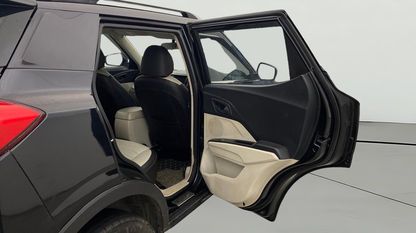 2022 Mahindra XUV300 W4 1.2 PETROL, Petrol, Manual, 1,08,779 km, RHS Rear Door