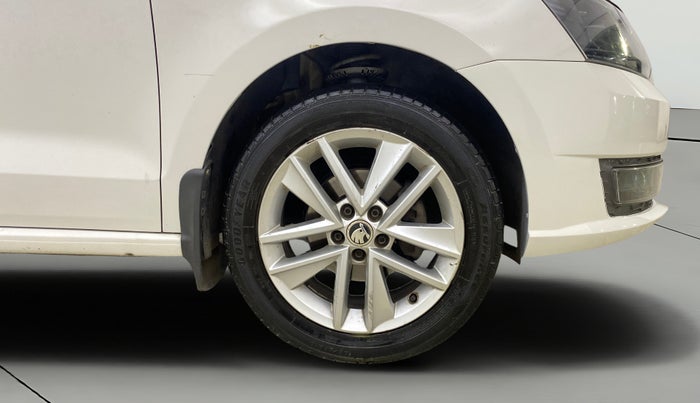 2017 Skoda Rapid STYLE 1.6 MPI AT, Petrol, Automatic, 54,614 km, Right Front Wheel