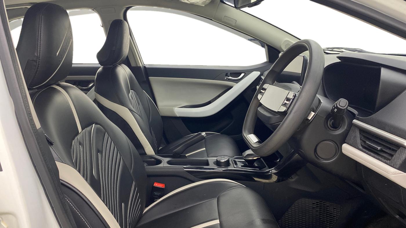 2024 Tata NEXON CREATIVE+ SUNROOF AMT 1.2 PETROL, Petrol, Automatic, 17,533 km, Right Side Front Door Cabin
