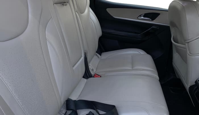 2021 Mahindra XUV700 AX 7 LUXURY D AT 7 STR, Diesel, Automatic, 77,604 km, Right Side Rear Door Cabin