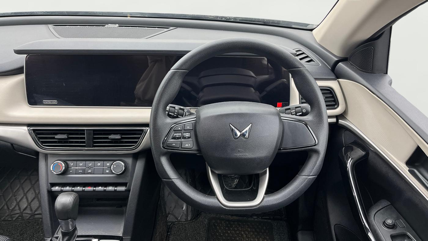 2022 Mahindra XUV700 AX 5 P AT 5 STR, Petrol, Automatic, 30,700 km, Steering Wheel Close Up