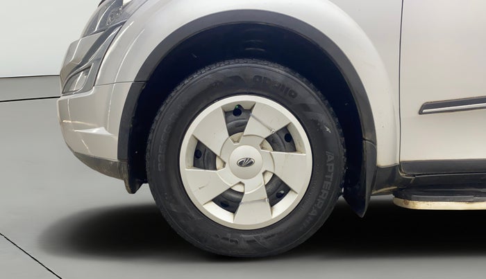 2017 Mahindra XUV500 W6 AT, Diesel, Automatic, 1,01,564 km, Left Front Wheel