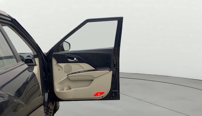 2019 Mahindra XUV300 W8 (O) 1.5 DIESEL, Diesel, Manual, 80,155 km, RHS Front Door