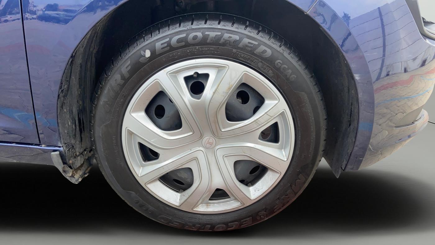2024 Tata ALTROZ XM PLUS PETROL, Petrol, Manual, 8,236 km, Right Front Wheel