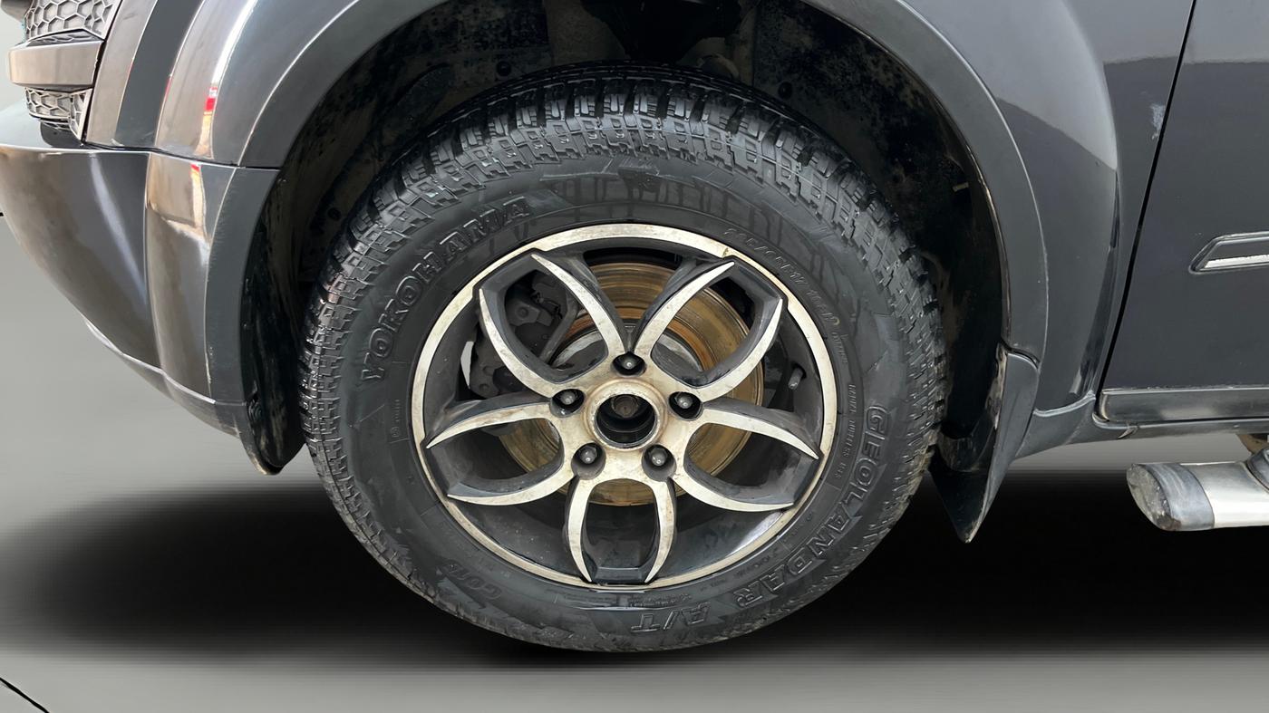 2013 Mahindra XUV500 W6, Diesel, Manual, 77,330 km, Left Front Wheel