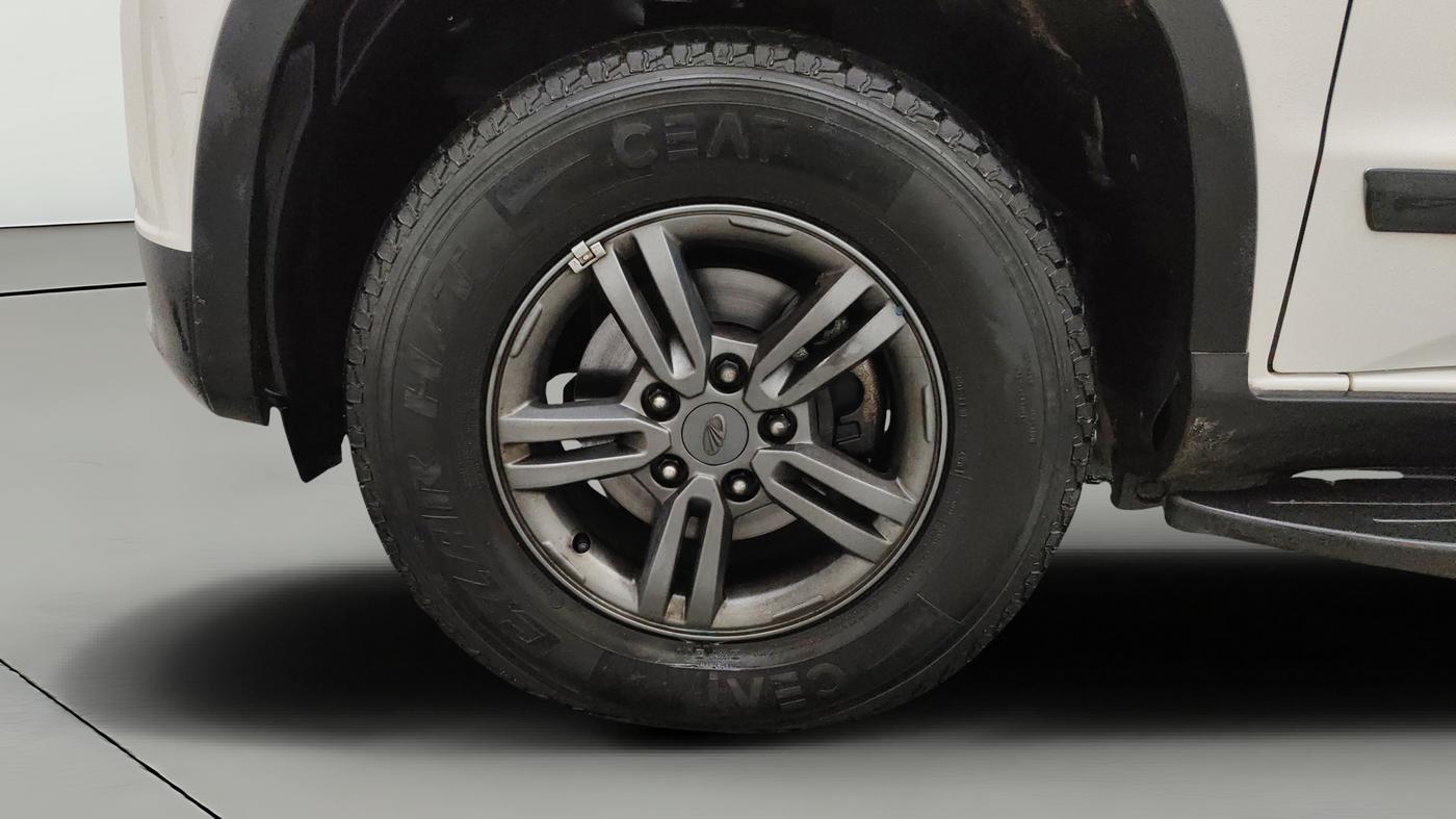 2019 Mahindra TUV300 T10, Diesel, Manual, 27,583 km, Left Front Wheel