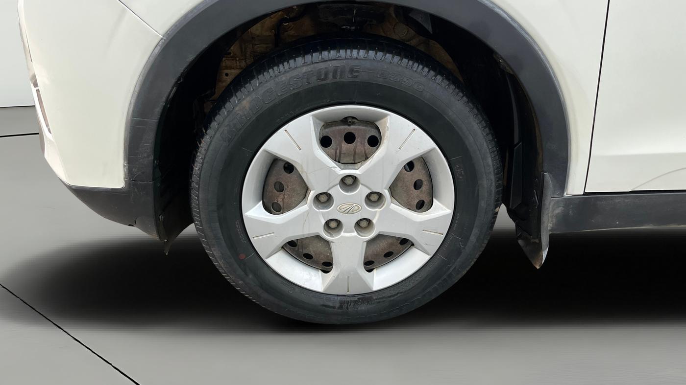 2021 Mahindra XUV300 W6 1.5 DIESEL AMT, Diesel, Automatic, 1,01,186 km, Left Front Wheel
