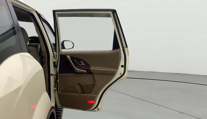 2014 Mahindra XUV500 W6, Diesel, Manual, 1,22,180 km, RHS Rear Door