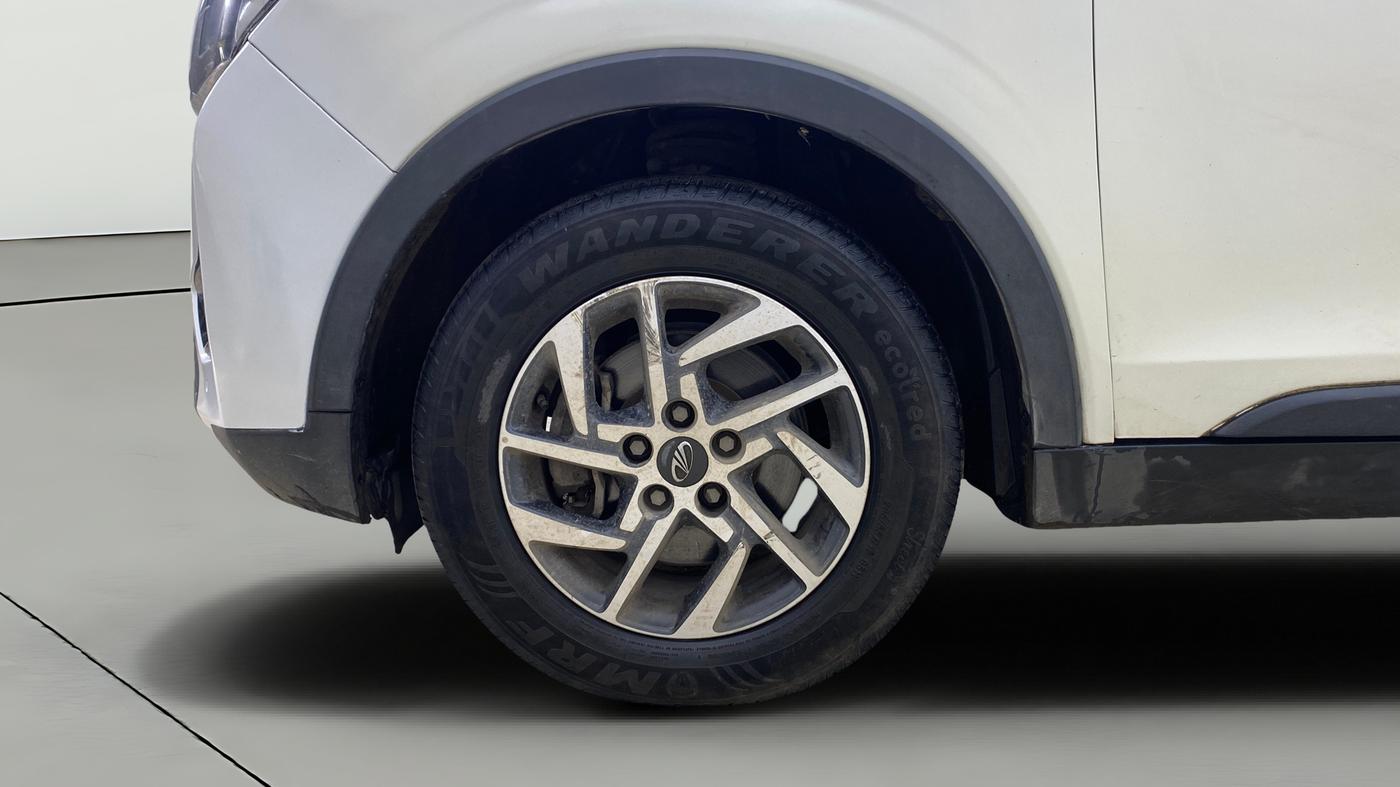 2022 Mahindra XUV300 W8 (O) 1.5 DIESEL AMT, Diesel, Automatic, 86,532 km, Left Front Wheel
