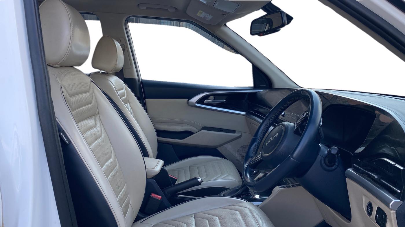 2022 KIA CARENS LUXURY PLUS 1.5 DIESEL AT 6 STR, Diesel, Automatic, 1,18,415 km, Right Side Front Door Cabin