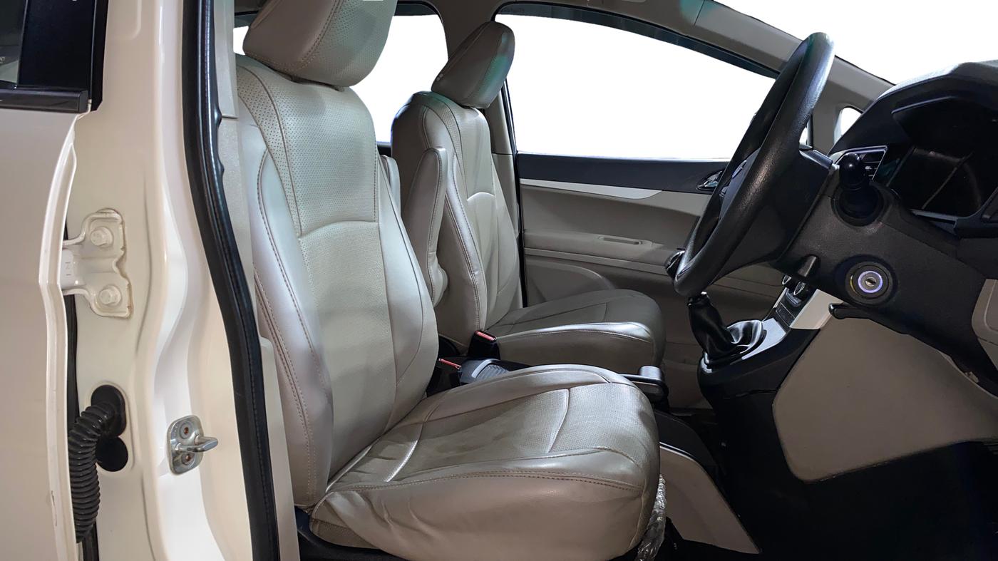 2020 Mahindra MARAZZO M 6 + 8 STR, Diesel, Manual, 87,670 km, Right Side Front Door Cabin