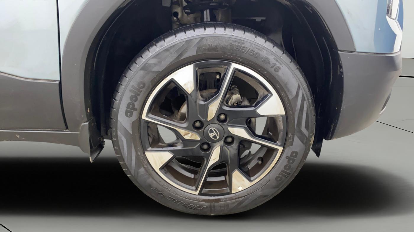 2024 Tata PUNCH Accomplished Dazzle Sunroof, Petrol, Manual, 27,374 km, Right Front Wheel