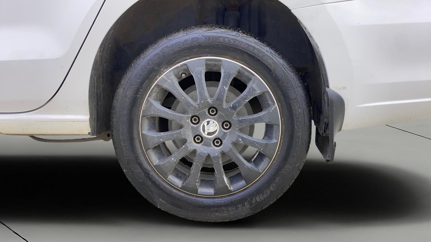 2014 Skoda Rapid 1.5 TDI CR ELEGANCE PLUS AT, Diesel, Automatic, 81,573 km, Left Rear Wheel