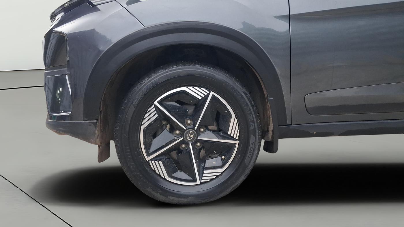 2023 Tata NEXON FEARLESS + SUNROOF AMT DUAL TONE 1.5 DIESEL, Diesel, Automatic, 38,428 km, Left Front Wheel