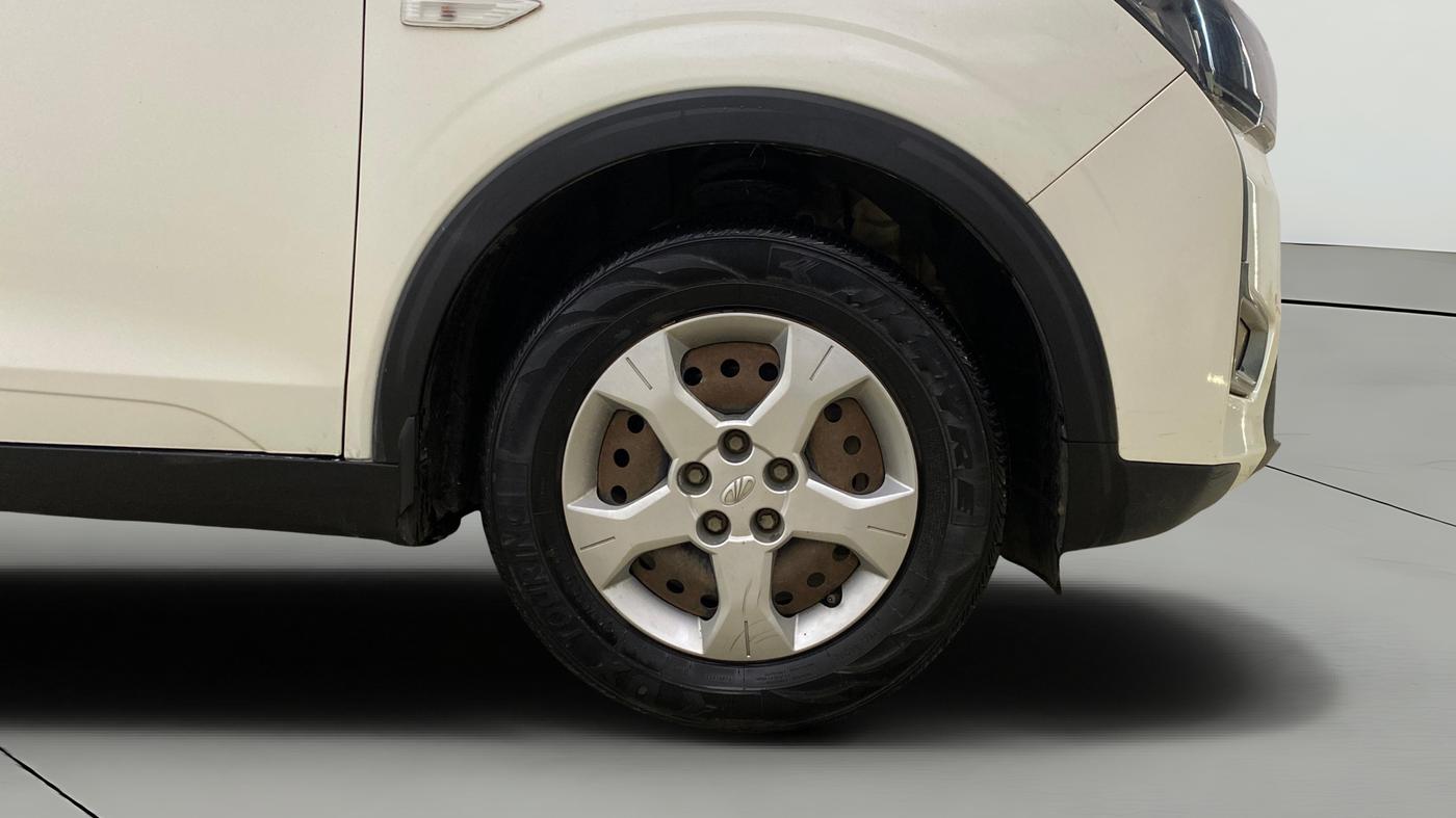 2022 Mahindra XUV300 W8 (O) 1.2 PETROL AMT, Petrol, Automatic, 80,718 km, Right Front Wheel