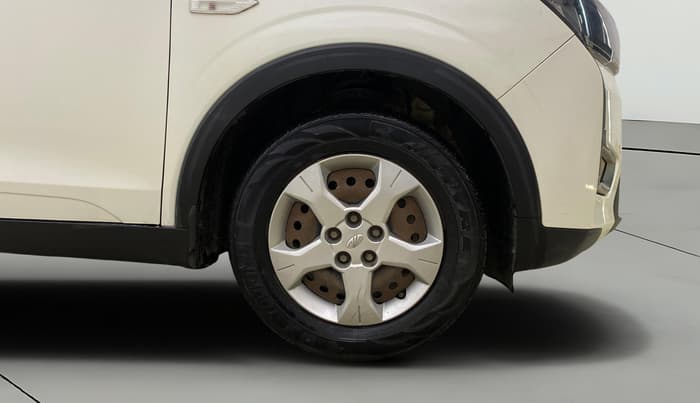 2022 Mahindra XUV300 W8 (O) 1.2 PETROL AMT, Petrol, Automatic, 80,718 km, Right Front Wheel