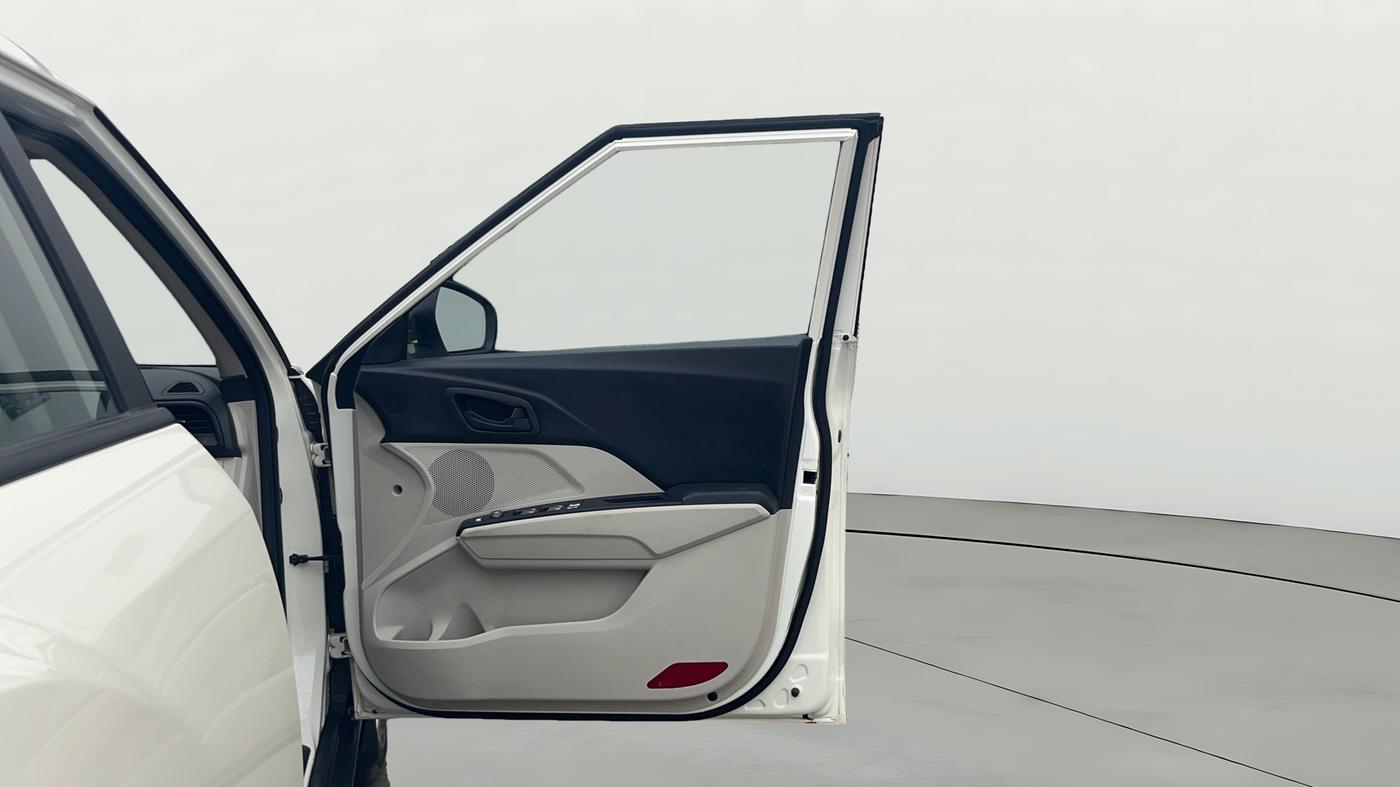 2022 Mahindra XUV300 W6 1.2 PETROL, Petrol, Manual, 20,824 km, RHS Front Door