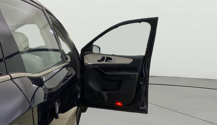 2023 Mahindra XUV700 AX 7 LUXURY P AT 7 STR, Petrol, Automatic, 24,791 km, RHS Front Door