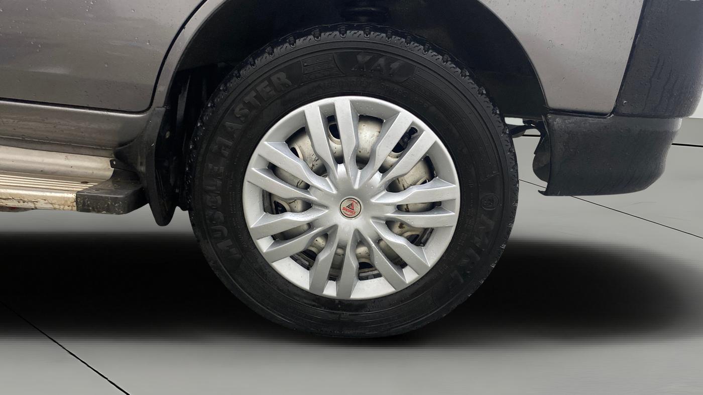 2016 Maruti Eeco 7 STR, Petrol, Manual, 33,663 km, Right Front Wheel