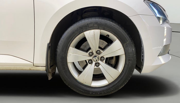 2019 Skoda Superb STYLE 1.8 TSI MT, Petrol, Manual, 50,278 km, Right Front Wheel