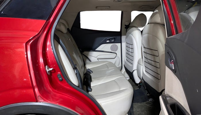 2021 Mahindra XUV300 W8 (O) 1.2 PETROL, Petrol, Manual, 39,740 km, Right Side Rear Door Cabin
