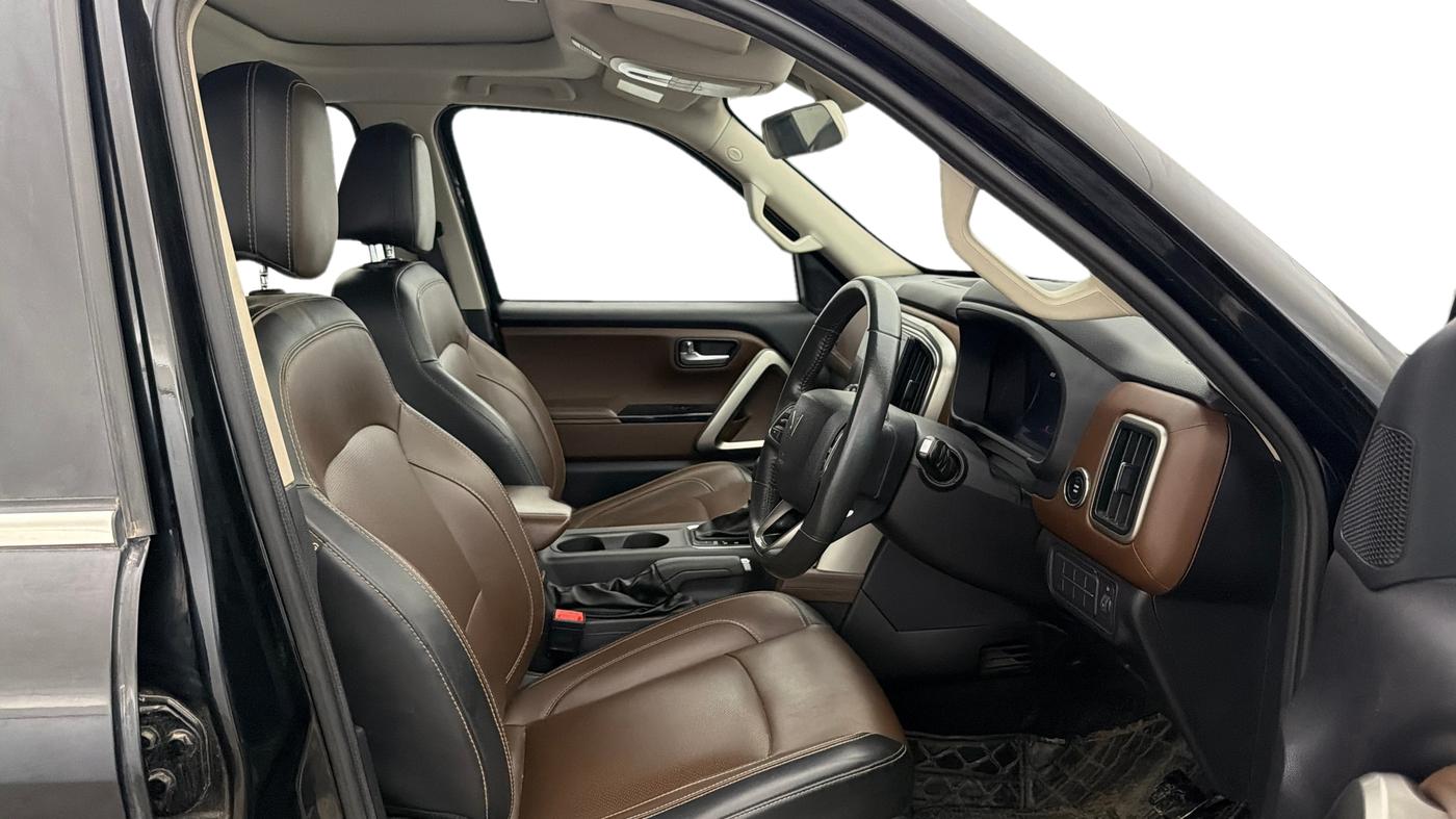 2023 Mahindra SCORPIO-N Z8 PETROL AT 7 STR, Petrol, Automatic, 1,00,822 km, Right Side Front Door Cabin