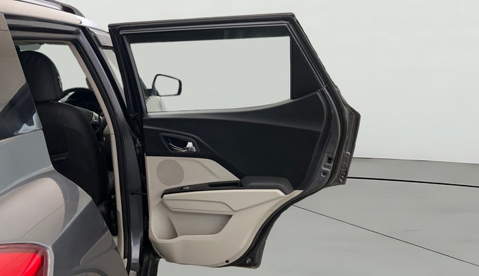 2022 Mahindra XUV300 W8 1.5 DIESEL, Diesel, Manual, 25,448 km, RHS Rear Door