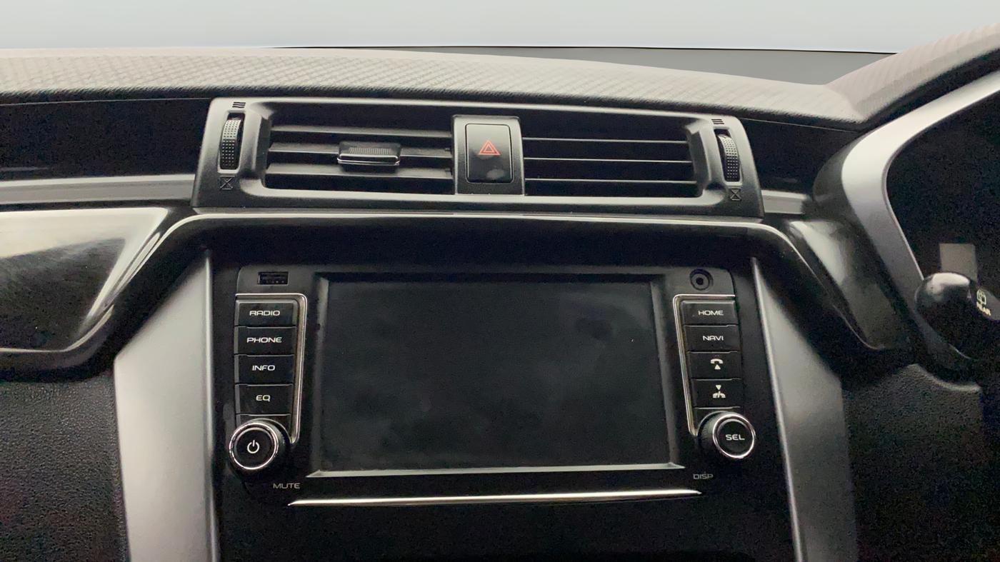 2017 Mahindra KUV 100 NXT K8 P 6 STR DUAL TONE, Petrol, Manual, 40,743 km, Air Conditioner
