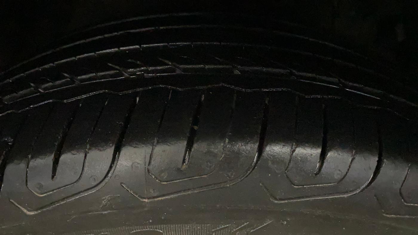 2019 Mahindra XUV300 W8 (O) 1.2 PETROL, Petrol, Manual, 61,868 km, Right Front Tyre Tread