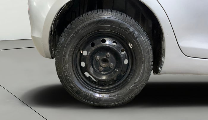 2016 Maruti Swift VXI, Petrol, Manual, 1,05,678 km, Right Rear Wheel