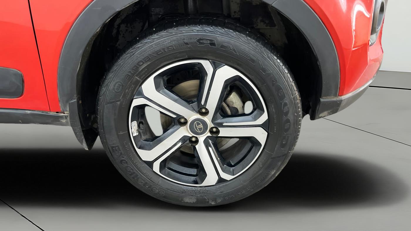 2022 Tata NEXON XZA PLUS (PREMIUM) PETROL, Petrol, Automatic, 42,535 km, Right Front Wheel