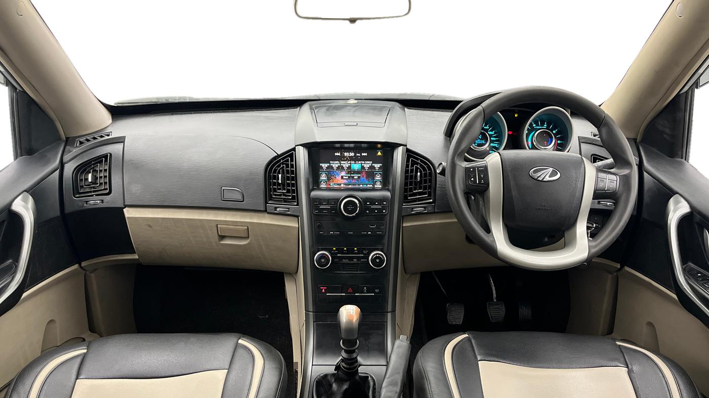 2017 Mahindra XUV500 W6, Diesel, Manual, 90,003 km, Dashboard