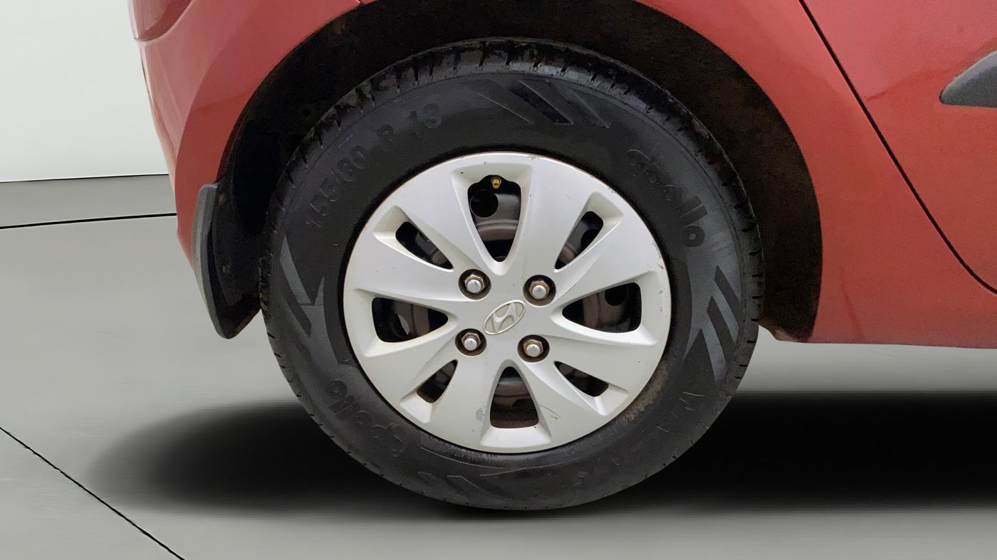 2013 Hyundai i10 MAGNA 1.2, Petrol, Manual, 1,05,360 km, Right Rear Wheel