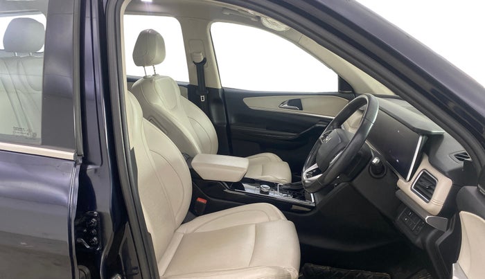 2022 Mahindra XUV700 AX 7 LUXURY P AT 7 STR, Petrol, Automatic, 89,205 km, Right Side Front Door Cabin