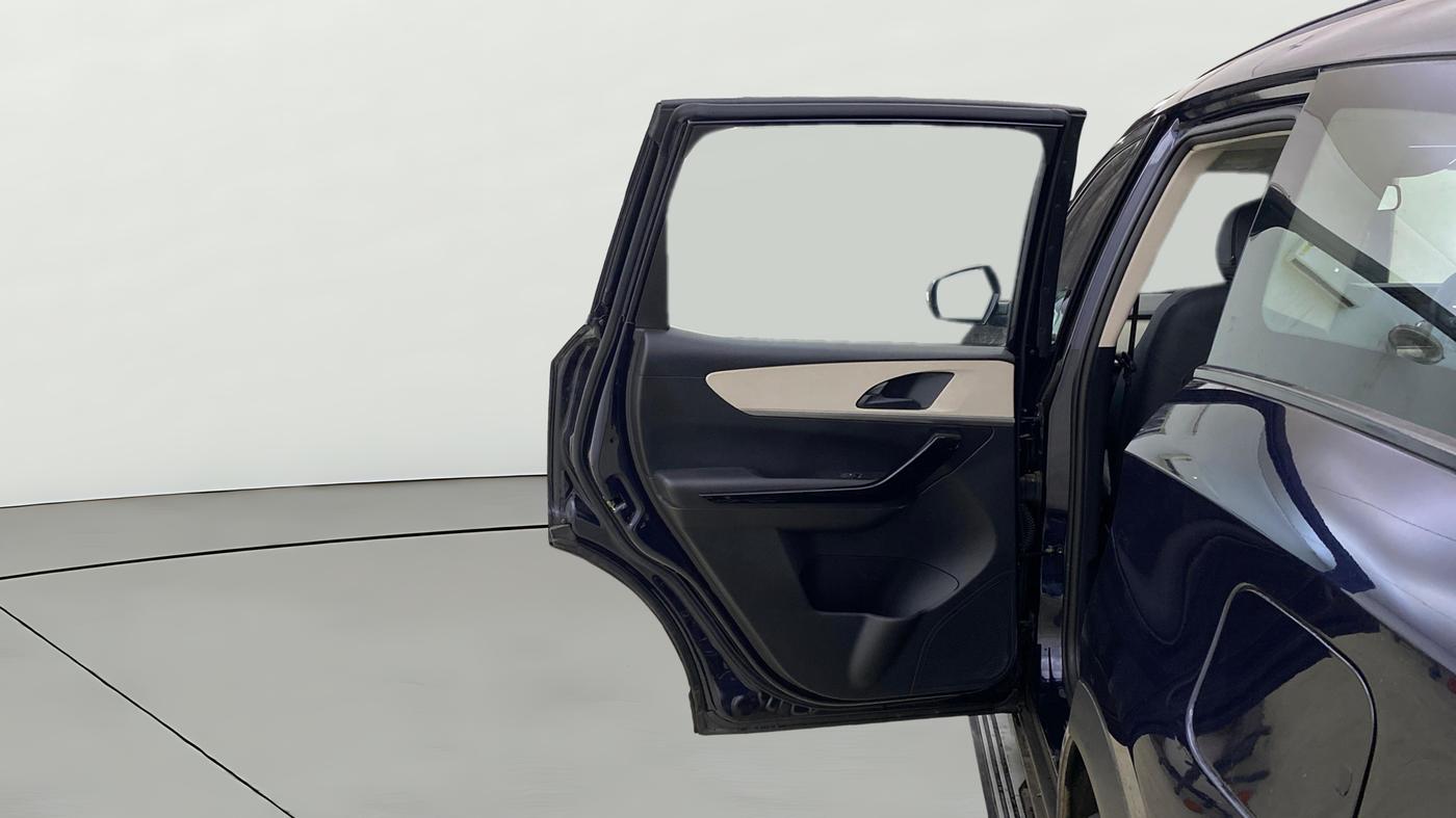 2023 Mahindra XUV700 AX 5 P AT 5 STR, Petrol, Automatic, 13,423 km, LHS Rear Door